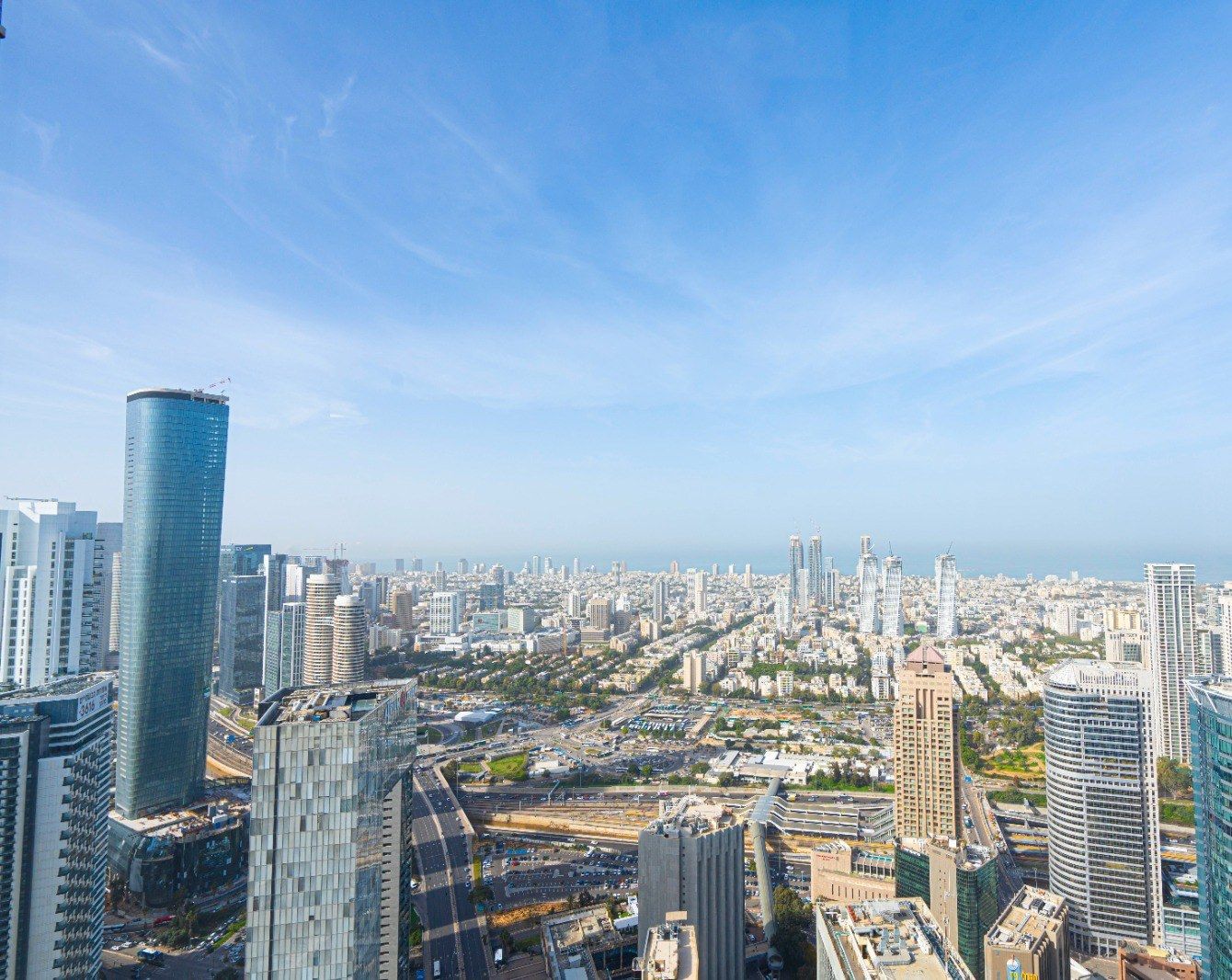 שלמה קוליק על רקע קו הרקיע של גוש דן ומרכז הארץ